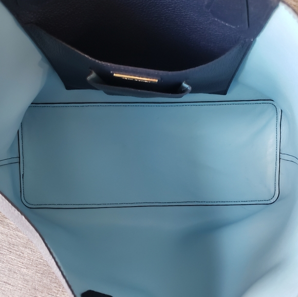 ❗SOLD❗💋Tory Burch Navy Leather Perry Tote - Picture 9 of 14